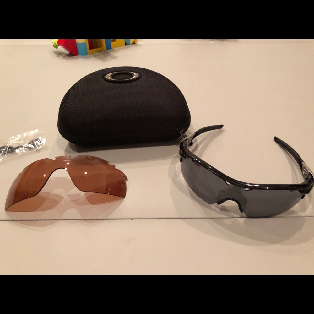 Oakley men’s Radarlock straight sunglasses